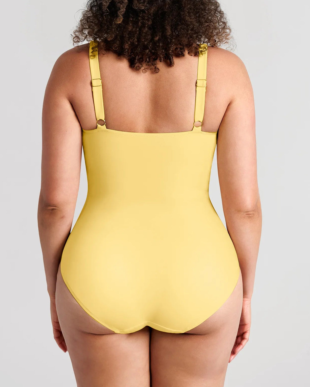 Traje de baño moldeador fruncido con aro metálico y escote en V profundo
