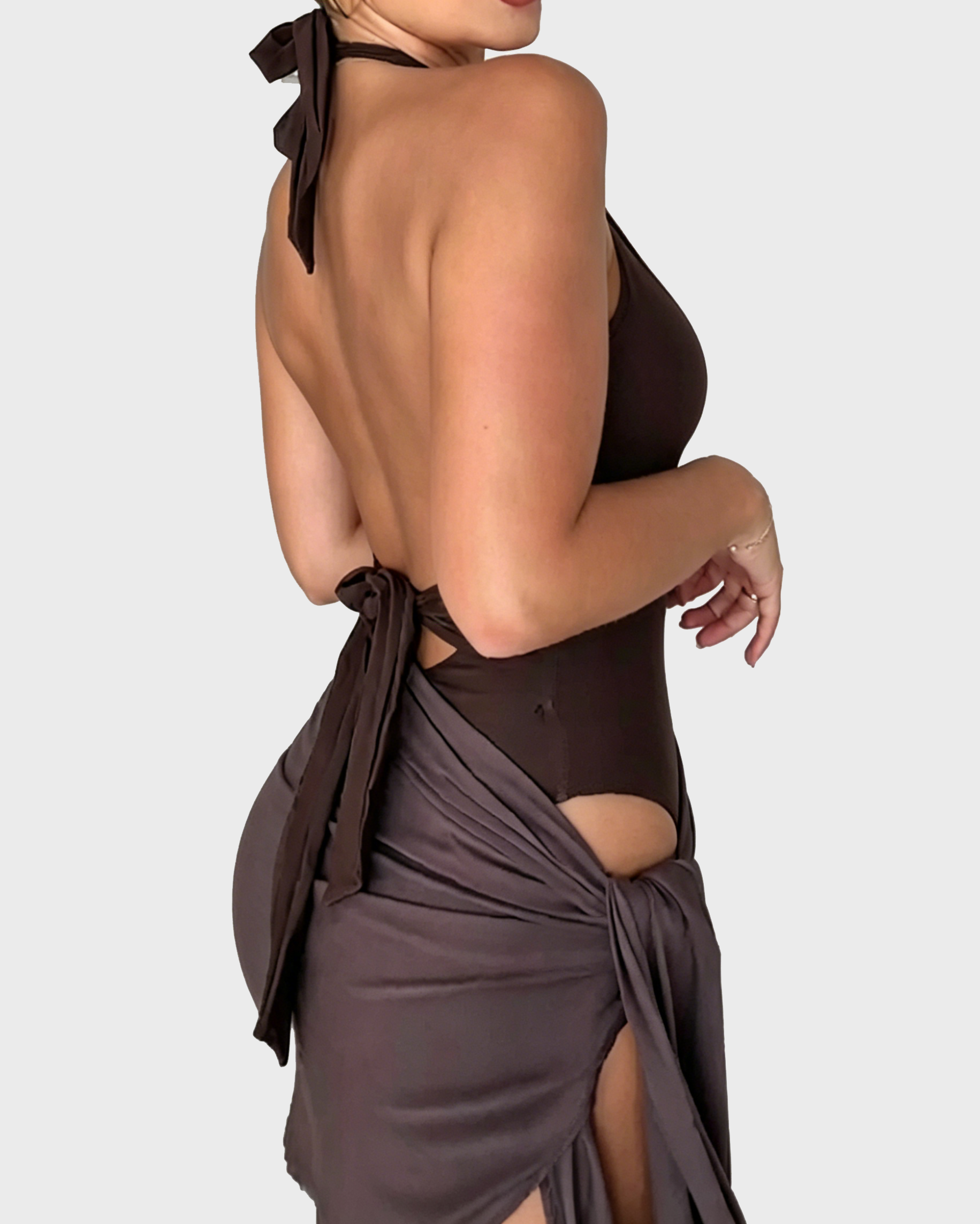 Traje de baño de una pieza sin espalda con escote en V profundo y estilo halter que estiliza la figura.