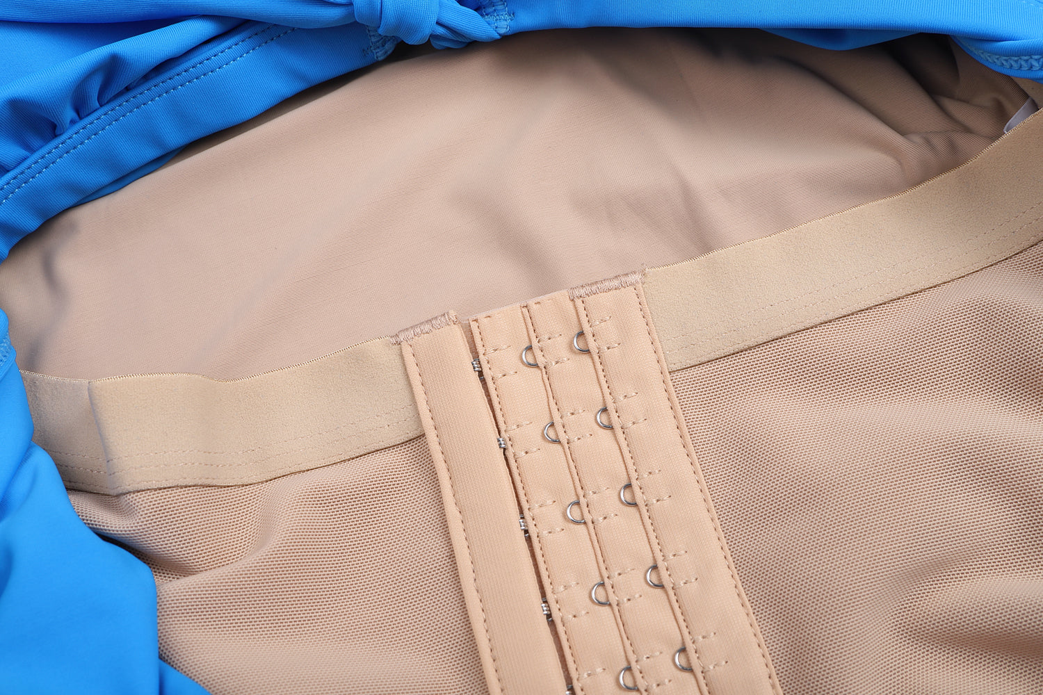 Traje de baño manga larga con faja reductora de abdomen.