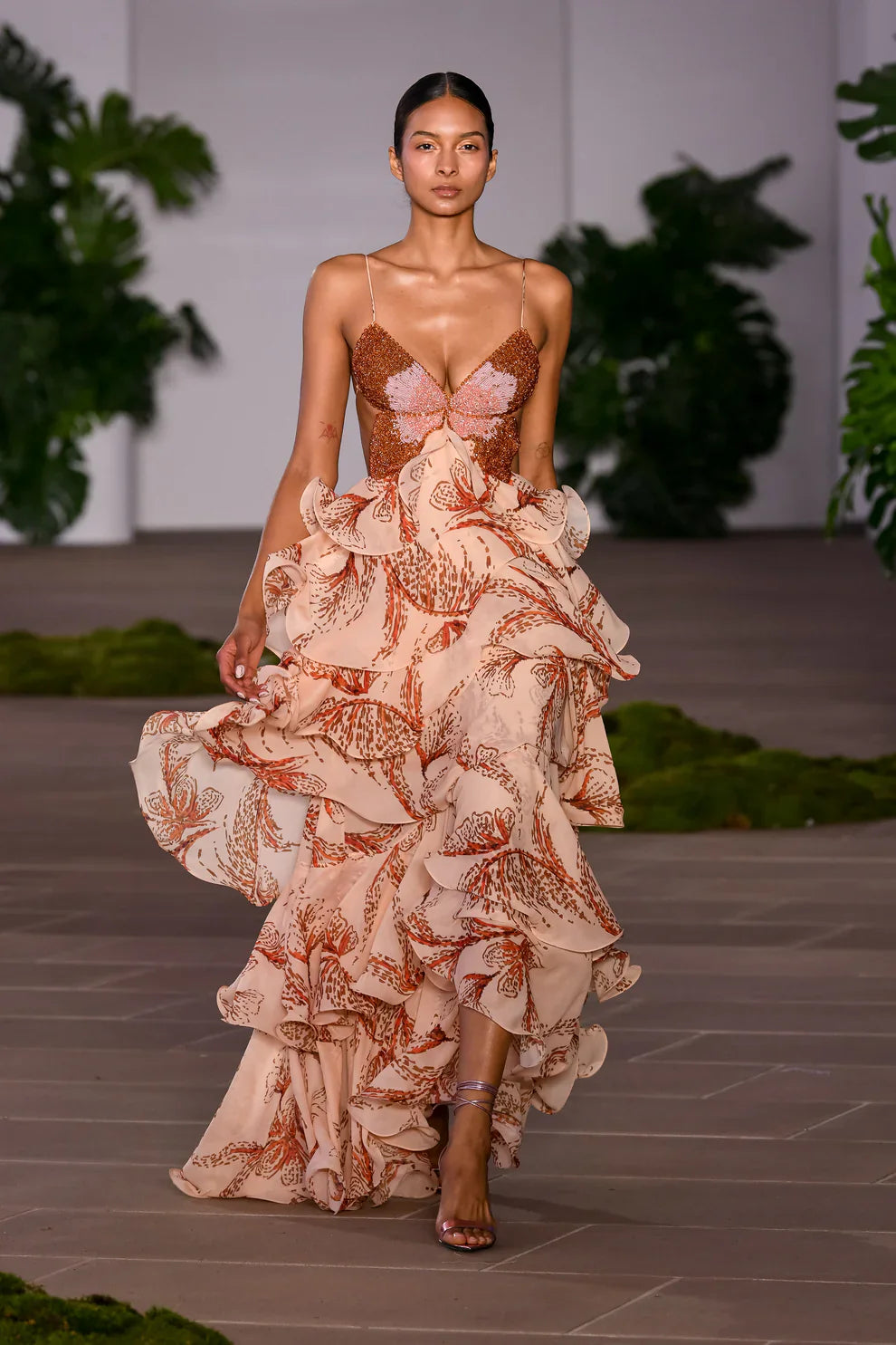 Vestido halter satinado con volantes